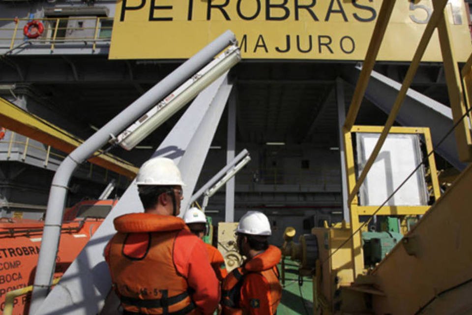 Petroleiros vão negociar reajuste salarial com Petrobras
