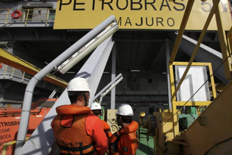 Trabalhadores em uma plataforma de petróleo da Petrobras na Bacia de Campos, 150 km da costa do Rio de Janeiro (Rich Press/Bloomberg News)