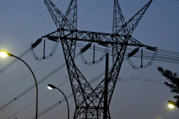 
	Linhas de transmiss&atilde;o de energia da Eletrobras: a companhia n&atilde;o pretende captar recursos no mercado externo neste ano
 (Adriano Machado/Bloomberg)