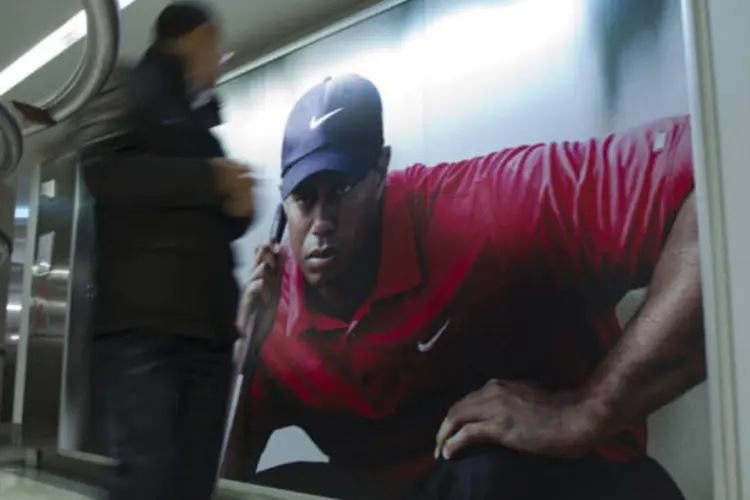 Tiger Woods como garoto propaganda da Nike: maior nome do esporte não ganha um grande campeonato desde junho de 2008 (Jin Lee/Bloomberg)