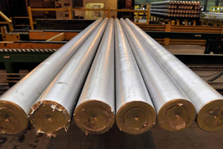 
	Tubos de alum&iacute;nio na linha de produ&ccedil;&atilde;o de f&aacute;brica da Alcoa: receita ficou em US$ 5,454 bilh&otilde;es no primeiro trimestre de 2014, de US$ 5,833 bilh&otilde;es no mesmo per&iacute;odo de 2013
 (Stephen Morton/Bloomberg)