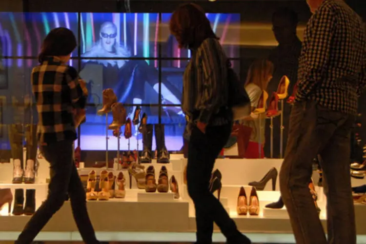 
	Consumidores olham a vitrine de uma loja de sapatos do Shopping Morumbi, administrado pela Multiplan: resultado foi atingido pelo aumento da despesa financeira l&iacute;quida
 (Mauricio Piffer/Bloomberg)