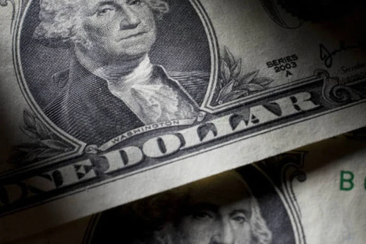 
	D&oacute;lar:&nbsp;moeda norte-americana encerrou nesta sess&atilde;o cotada pouco abaixo de R$ 2,20, depois de testar a faixa de R$ 2,45 no in&iacute;cio de agosto
 (Scott Eells)