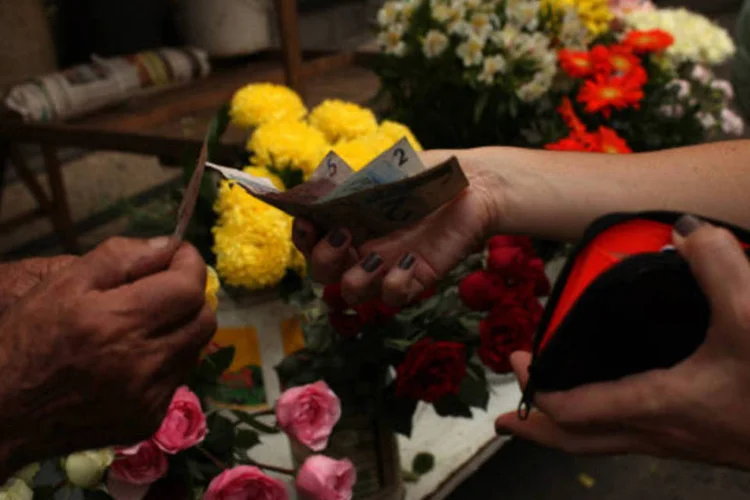 
	Com&eacute;rcio de flores: &ldquo;As quedas m&ecirc;s a m&ecirc;s do ICC mostram que o consumidor paulistano est&aacute; cauteloso e apreensivo quanto &agrave;s turbul&ecirc;ncias socioecon&ocirc;micas&quot;, ressaltou a FecomercioSP, em nota
 (Dado Galdieri / Bloomberg)