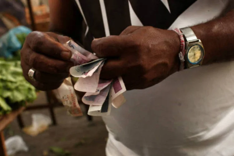 
	Dinheiro: em mar&ccedil;o apenas, a demanda por cr&eacute;dito recuou 7,5 por cento sobre um ano antes e na compara&ccedil;&atilde;o com fevereiro houve alta de 1,9 por cento
 (Dado Galdieri / Bloomberg)