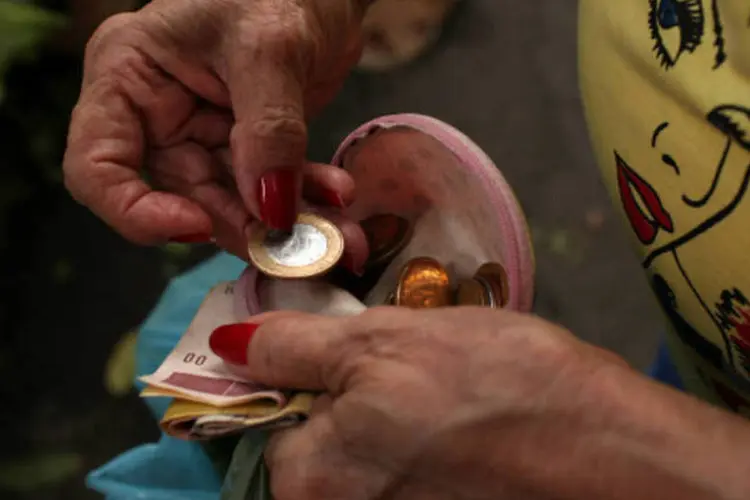 
	Dinheiro: o comprometimento de renda dos brasileiros ficou est&aacute;vel em 21,45% em setembro (Dado Galdieri / Bloomberg)