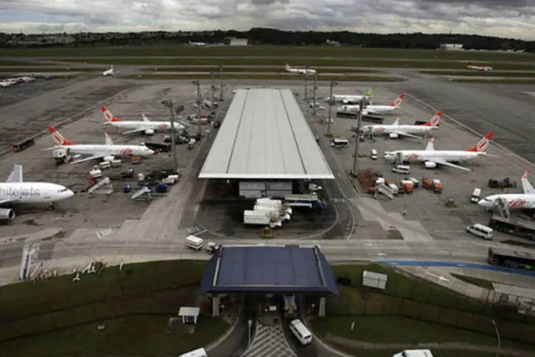 
	Avi&otilde;es estacionados no Aeroporto Internacional de Guarulhos: o item passagens a&eacute;reas registrou um recuo de 20,55% nos pre&ccedil;os em fevereiro
 (Dado Galdieri/Bloomberg)