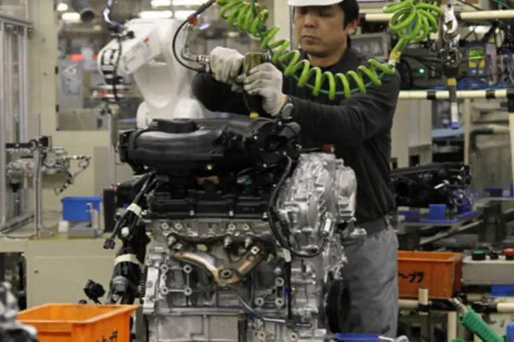 
	Funcion&aacute;rio da Nissan trabalhando na linha de montagem da companhia em Iwaki City
 (Koichi Kamoshida/Bloomberg)