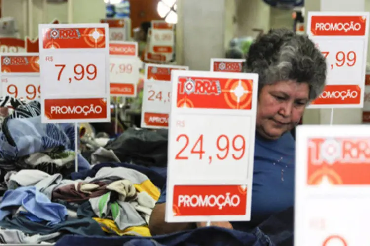 
	Mulher faz compras em uma loja de roupas em S&atilde;o Paulo: as principais altas foram observadas nas cidades de S&atilde;o Paulo&nbsp;e Belo Horizonte
 (Paulo Fridman/Bloomberg)
