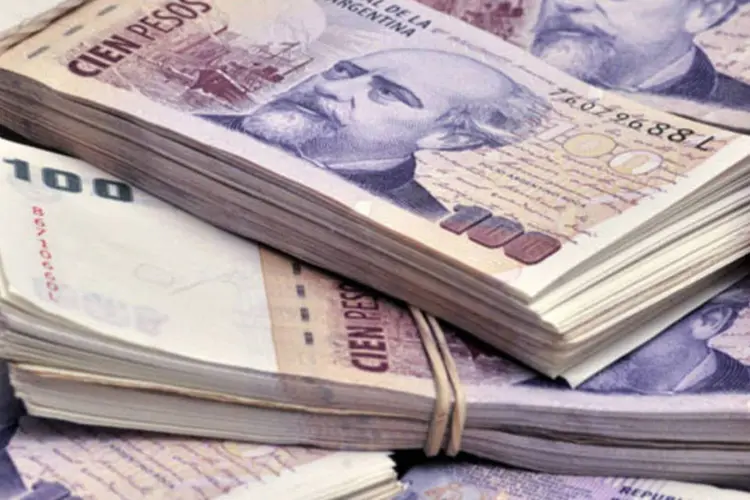 Notas de 100 pesos argentinos são mostradas em uma fotografia tirada em Buenos Aires, na Argentina (Diego Giudice/Bloomberg/Bloomberg)