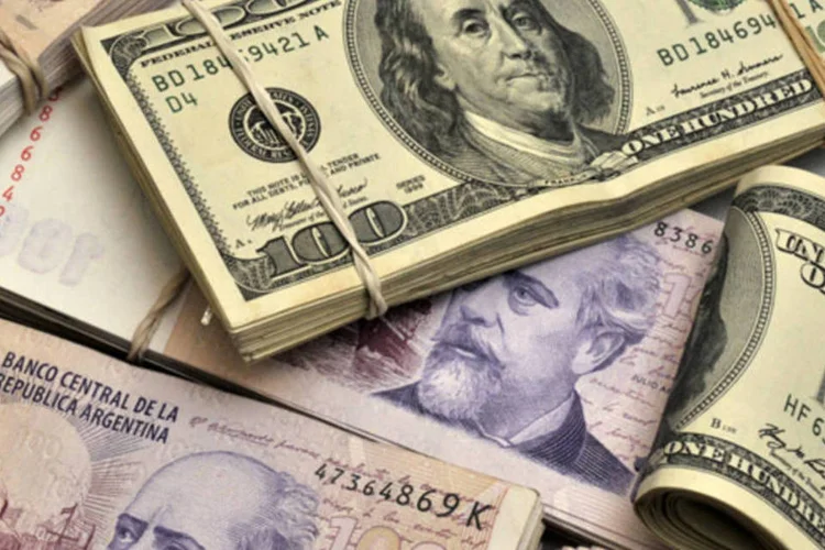 
	Pesos argentinos e d&oacute;lares: pa&iacute;s fez acordo com cinco credores, em tentativa de resolver disputas que n&atilde;o foram acordadas em 2005 e 2010
 (Diego Giudice/Bloomberg News)