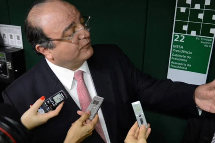 Deputado Cândido Vaccarezza (PT-SP), que coordena o grupo de trabalho que vai discutir propostas para reforma política no país, fala com jornalistas (Fabio Rodrigues Pozzebom/ABr)
