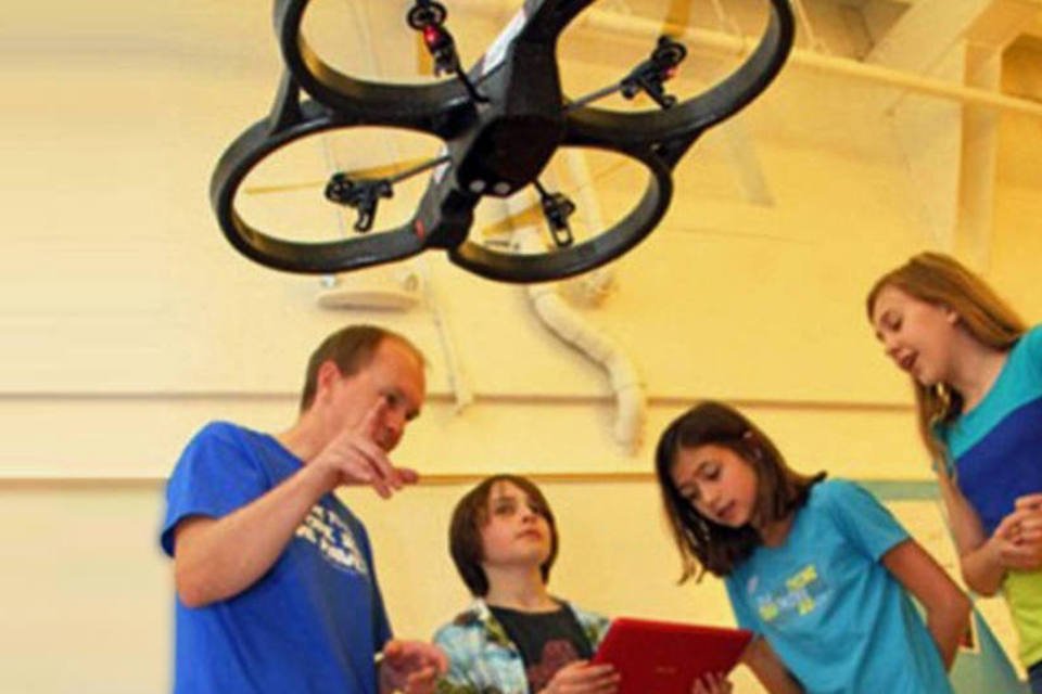 Kit com robôs e drone quer ajudar alunos a aprenderem voando