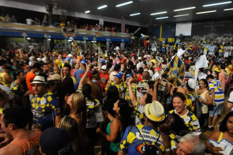 Comunidade lota a quadra da Unidos da Tijuca para comemorar título de vencedora do Carnaval 2014, no Rio de Janeiro (Fernando Frazão/Agência Brasil)
