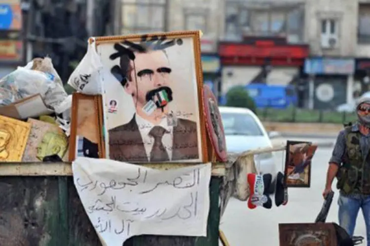 Quadro vandalizado com foto de Bashar al-Assad em lixo de Aleppo: rebeldes sírios se preparam para ofensiva do regime contra a cidade (Bulent Kilic/AFP)