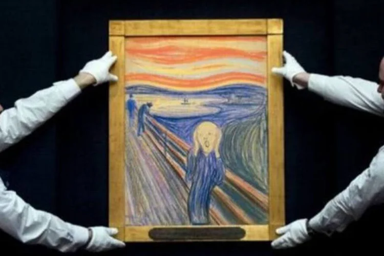 
	Funcion&aacute;rios da Sotheby&#39;s seguram quadro &quot;O Grito&quot;: obra de arte &eacute; a mais cara j&aacute; vendida em um leil&atilde;o
 (Carl Court/AFP)