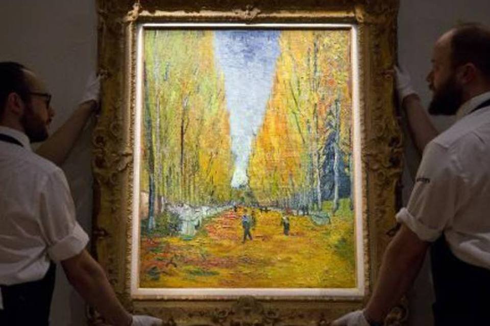 Funcionários da Sotheby's posicionam a tela de Vincent Van Gogh "L'Allée des Aliscamps" (Justin Tallis/AFP)