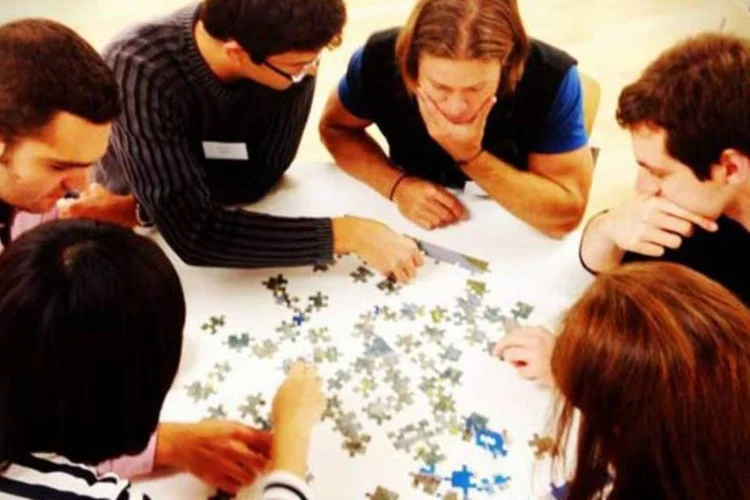 
	Jovens: o&nbsp;projeto define como jovens carentes, aqueles oriundos de fam&iacute;lias benefici&aacute;rias do programa Bolsa Fam&iacute;lia e assegura a eles benef&iacute;cios espec&iacute;ficos como em viagens interestaduais.
 (Divulgação Chicago Booth)
