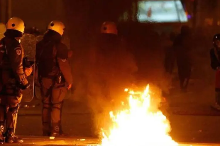 A aprovação do plano de austeridade foi acompanhada por brigas na Grécia entre grevistas e policiais (Vladimir Rys/Getty Images)