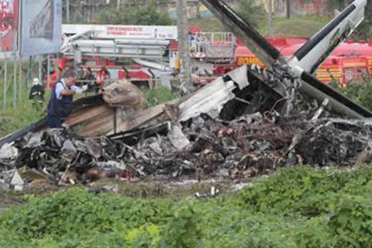 Destroços do avião em Recife: todos os 16 ocupantes da aeronave morreram (Alexandre Gondim/Reuters)