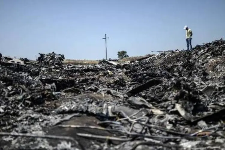 Destroços do voo MH17 da Malaysia Airlines: coluna de fumaça é observada na área a menos de dez quilômetros do local onde estão os restos da aeronave (Bulent Kilic/AFP)