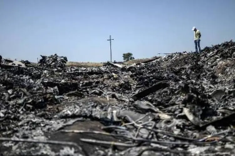 
	Destro&ccedil;os do voo MH17: EUA e R&uacute;ssia, citando dados de intelig&ecirc;ncia indispon&iacute;veis ao p&uacute;blico, j&aacute; declararam vers&otilde;es diferentes para a queda
 (Bulent Kilic/AFP)