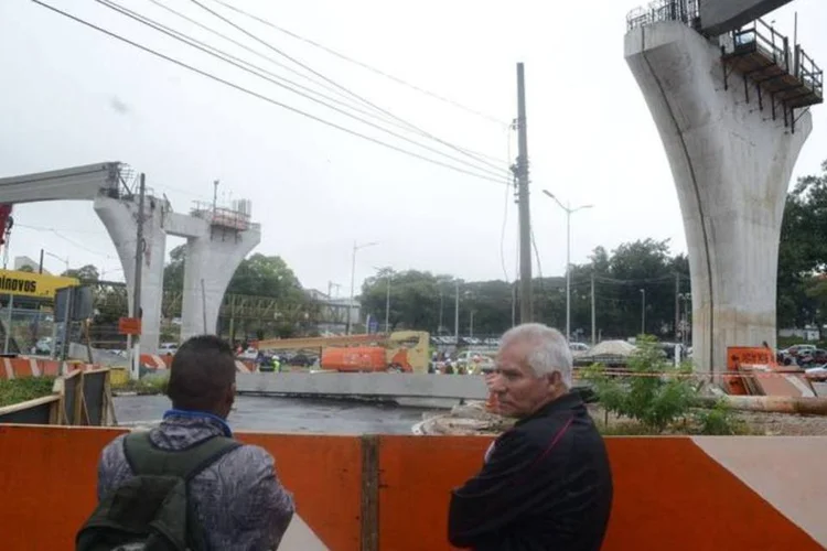 Queda de uma viga nas obras de implantação do monotrilho, que resultou na morte de um operário (Marcello Casal Jr/Agência Brasil)