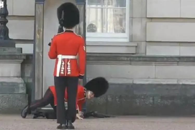 Guarda Real leva tombo durante troca de posições no Palácio de Buckingham (Reprodução/BBC)