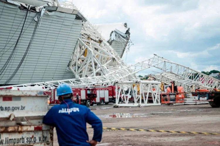 Acidente: torre de guindaste que levantava peça da cobertura do estádio tombou, atingindo os homens (Marcelo Camargo //Agência Brasil)