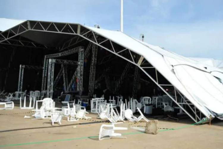 
	Queda de tenda em Bras&iacute;lia: entidade n&atilde;o explicou porque os organizadores conseguiram montar tenda desse porte de forma ilegal na Esplanada dos Minist&eacute;rios
 (Agência Brasil)