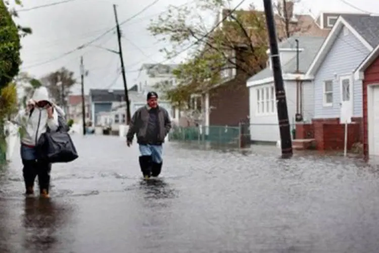 Uma rua do bairro do Queens inundado pela passagem de Sandy
 (Allison Joyce/Getty Images/AFP)