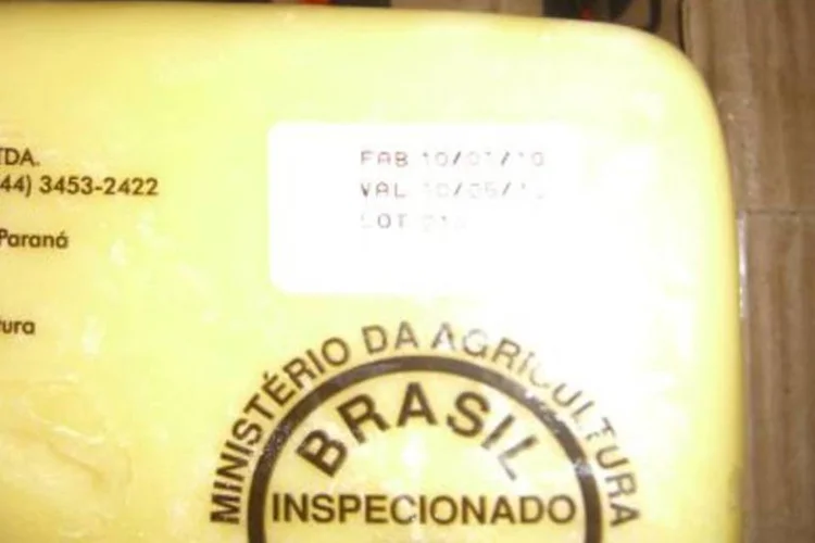 O produto vencido recebia nova data de validade. A embalagem adulterada exibia até o símbolo de fiscalização do Ministério da Agricultura (.)