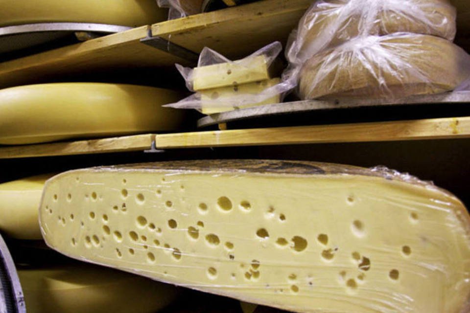 Suíça desvenda mistério de buracos em seus queijos