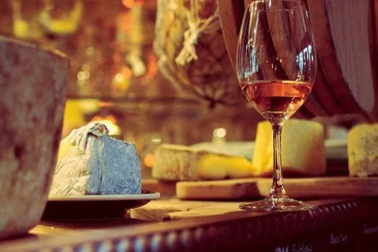 Uma degustação de queijos e vinhos à luz de velas é um luxo que qualquer um pode servir em casa (Allen Skyy/Flickr)