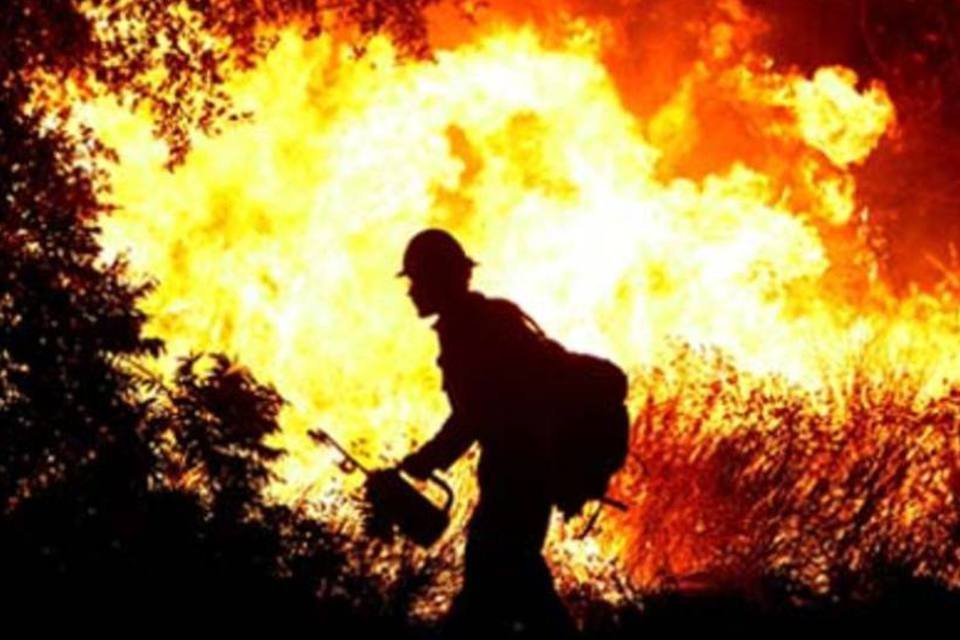 Incêndios queimam casas e forçam deslocamentos nos EUA