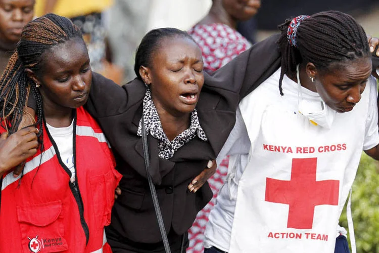 
	Mulher &eacute; assistida por agentes ao ver corpo de familiar morto em ataque a universidade: A viol&ecirc;ncia tamb&eacute;m tem prejudicado a economia
 (REUTERS/Thomas Mukoya)