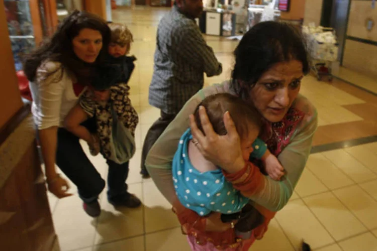Reféns saem de shopping: ataque ocorre num momento em que vários grupos islâmicos violentos, em diversos países da África, atacam alvos governamentais e interesses internacionais (Goran Tomasevi/Reuters)