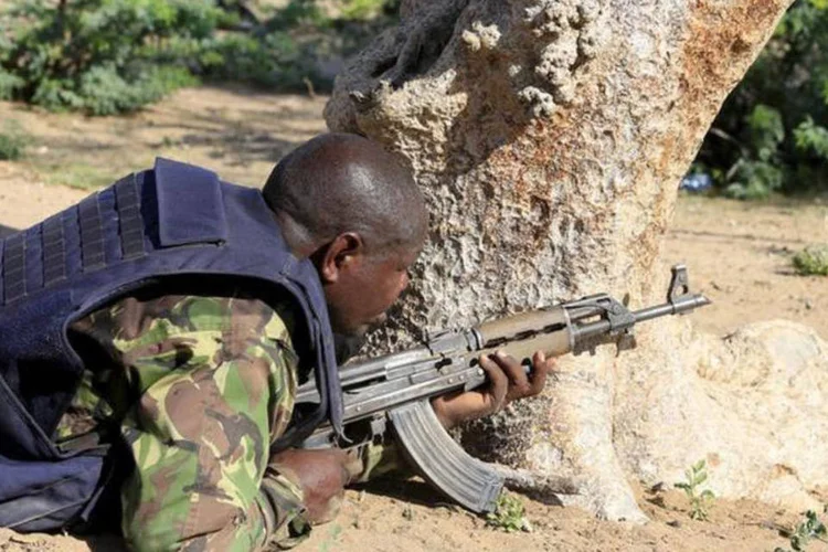 
	Soldado participa de opera&ccedil;&atilde;o contra militantes em universidade de Garissa: Grupos armados do grupo alinhado com a Al Qaeda mataram 148 pessoas na quinta-feira
 (REUTERS/Noor Khamis)