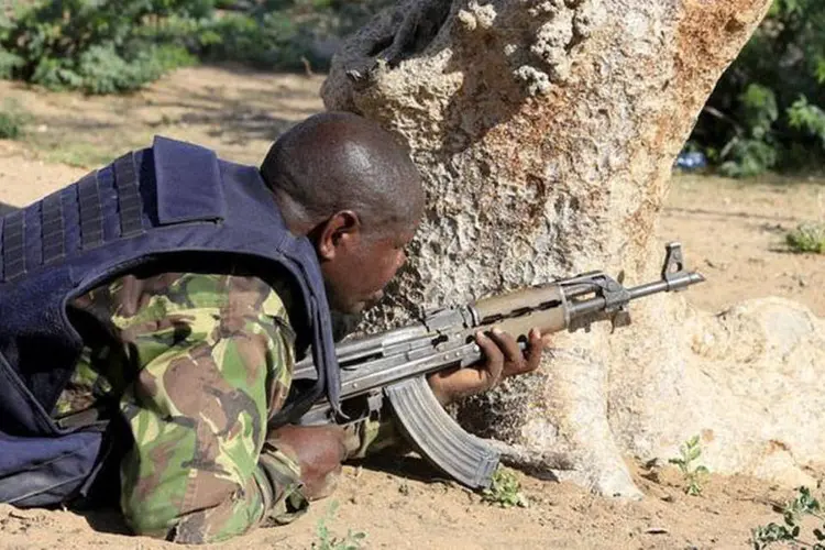 Soldado do Quênia em ação durante ataque a universidade (Reuters)