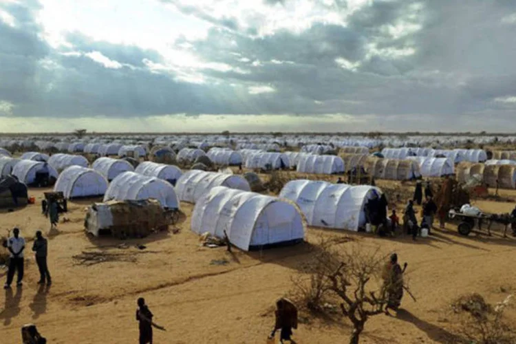 
	Refugiados da Som&aacute;lia andam pelo campo de refugiados de Dadaab, no Qu&ecirc;nia, o maior do mundo: a decis&atilde;o foi anunciada ap&oacute;s uma s&eacute;rie de ataques em um bairro de Nair&oacute;bi
 (Tony Karumba/AFP)