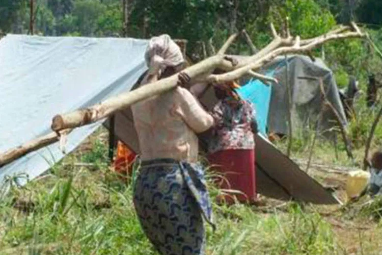 Famílias sem-teto em acampamento próximo a Lamu após os recentes ataques no Quênia (AFP)