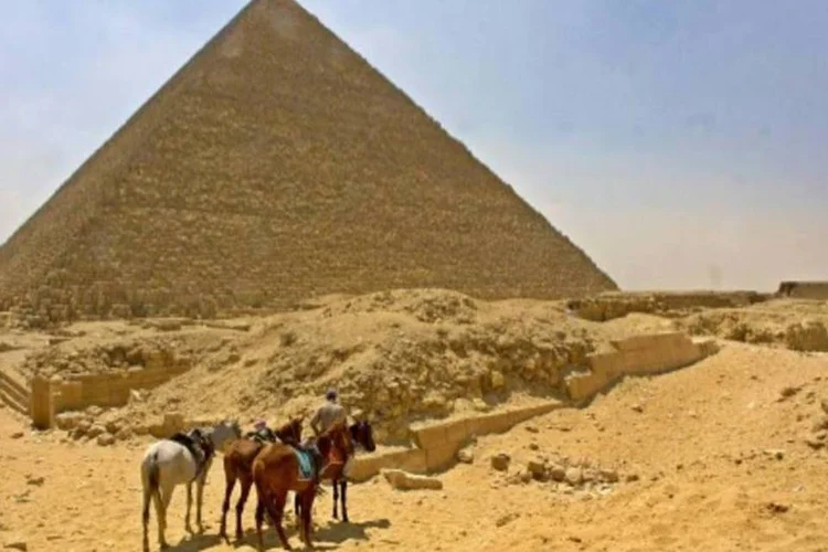 A pirâmide de Quéops, em Gizé, Egito: alguns blocos de pedras apresentam até 6 graus de diferença com os blocos vizinhos (Marwan Naamani/AFP)