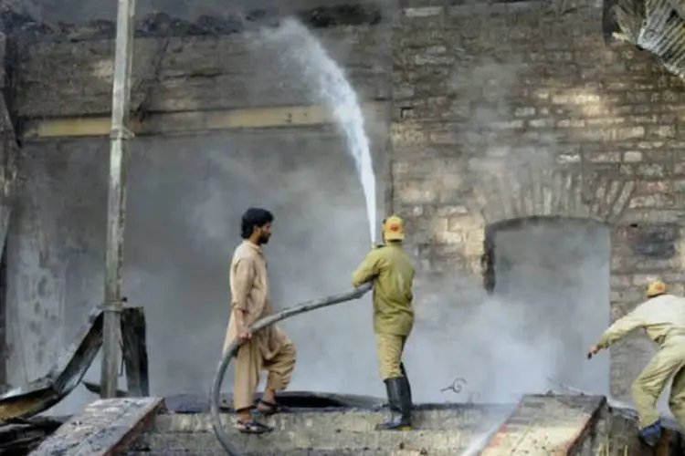 Bomberos paquistaneses apagam incêndio em Ziarat, a 80 km de Quetta, neste sábado, 15 de junho (AFP / Banaras Jan)