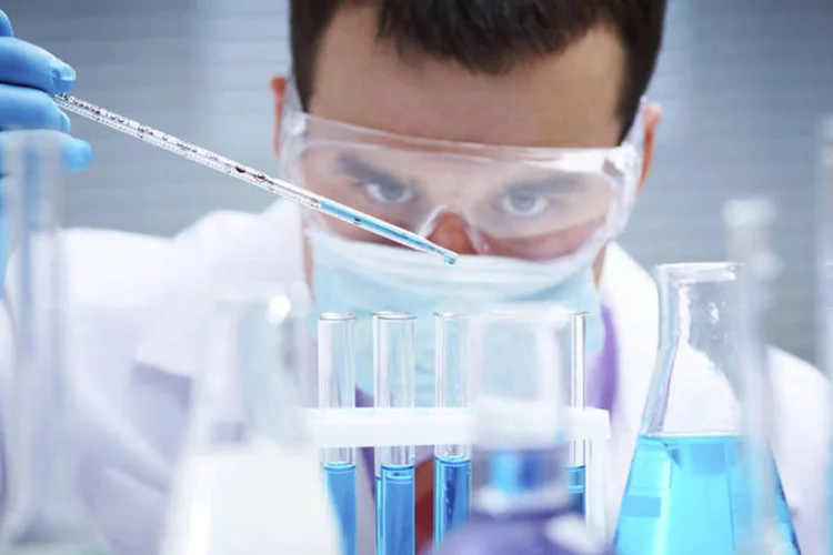 A Química une diversos setores, integrando ciência, tecnologia e indústria para oferecer soluções inovadoras em áreas como saúde, meio ambiente e alimentação (Thinkstock)