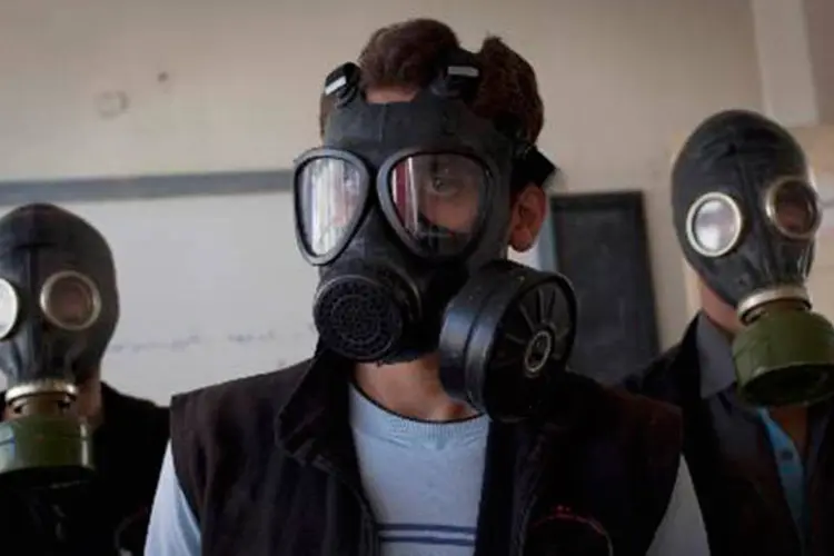 
	Volunt&aacute;rios com m&aacute;scaras de g&aacute;s durante uma aula sobre como agir a um ataque qu&iacute;mico na cidade s&iacute;ria de Alepo
 (Jm Lopez/AFP)