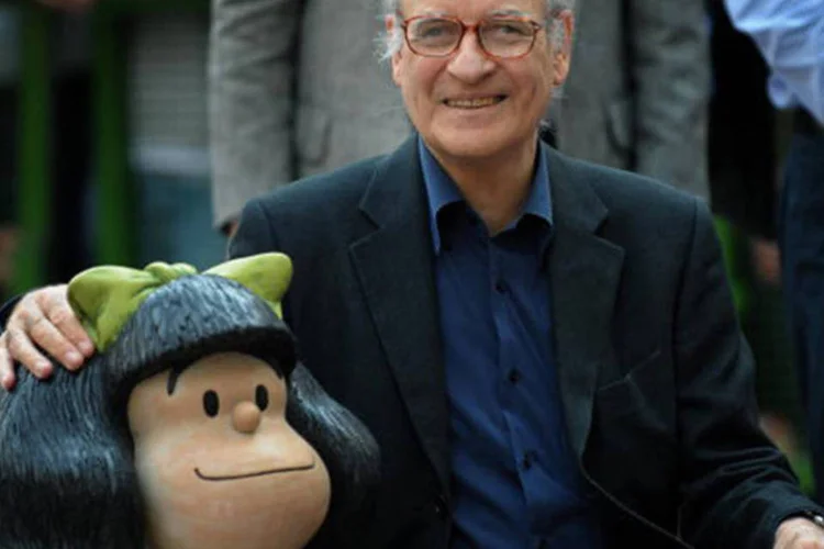 
	Quino com est&aacute;tua de sua personagem Mafalda
 (Getty Images)