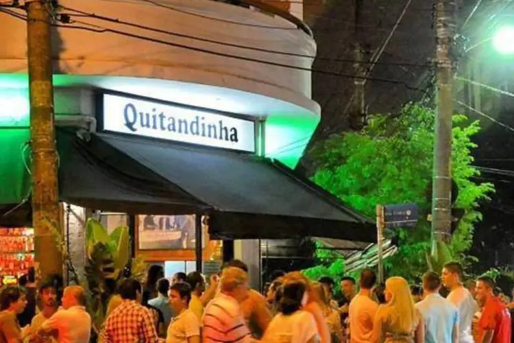 
	Bar Quitandinha: as imagens, selecionadas pela assessoria do bar, s&atilde;o acrescidas de legendas que comentam o que supostamente aconteceu
 (Reprodução/Facebook)