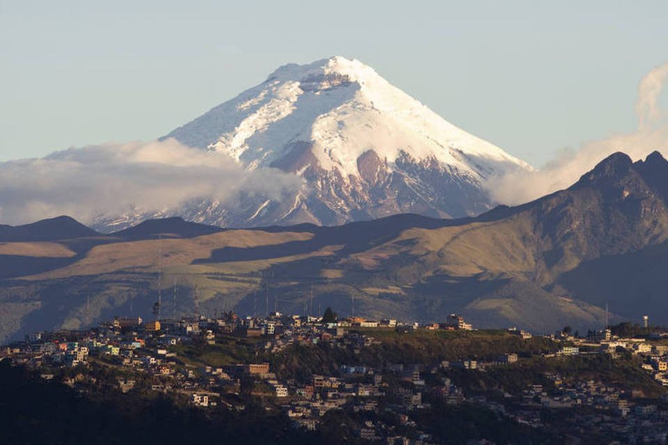 O vulcão Cotopaxi, localizado a 75 Km de Quito, gerou na cidade alerta amarelo (Thinkstock/demarfa/Divulgação)