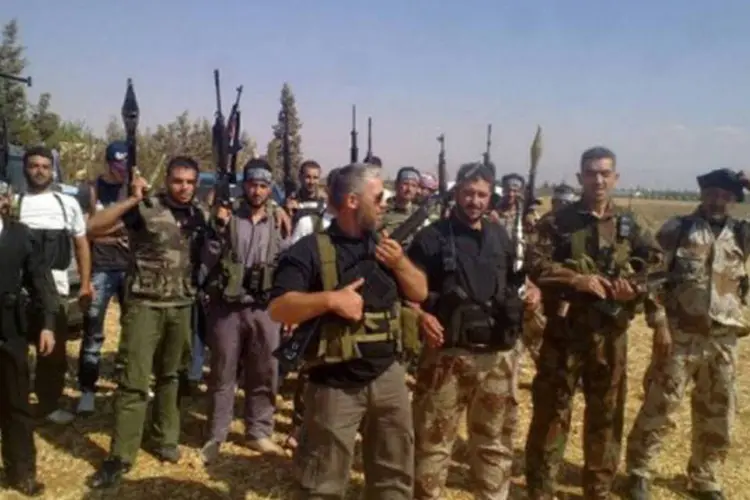 Militantes do Exército Sírio Livre em Qousseir no dia 12 de julho: a ONU prevê medidas coercitivas que podem ir de sanções econômicas até o uso da força militar (Shaam News Network/AFP)