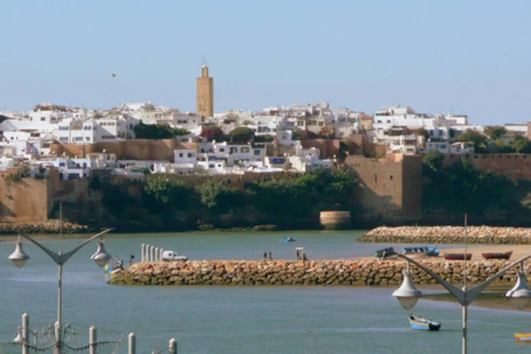 Vista de Rabat: cidade abrange a cidade nova, o jardim experimental e jardim histórico, o Castelo dos Oudayas e as muralhas e os portais de Almohades (Wikimedia Commons)